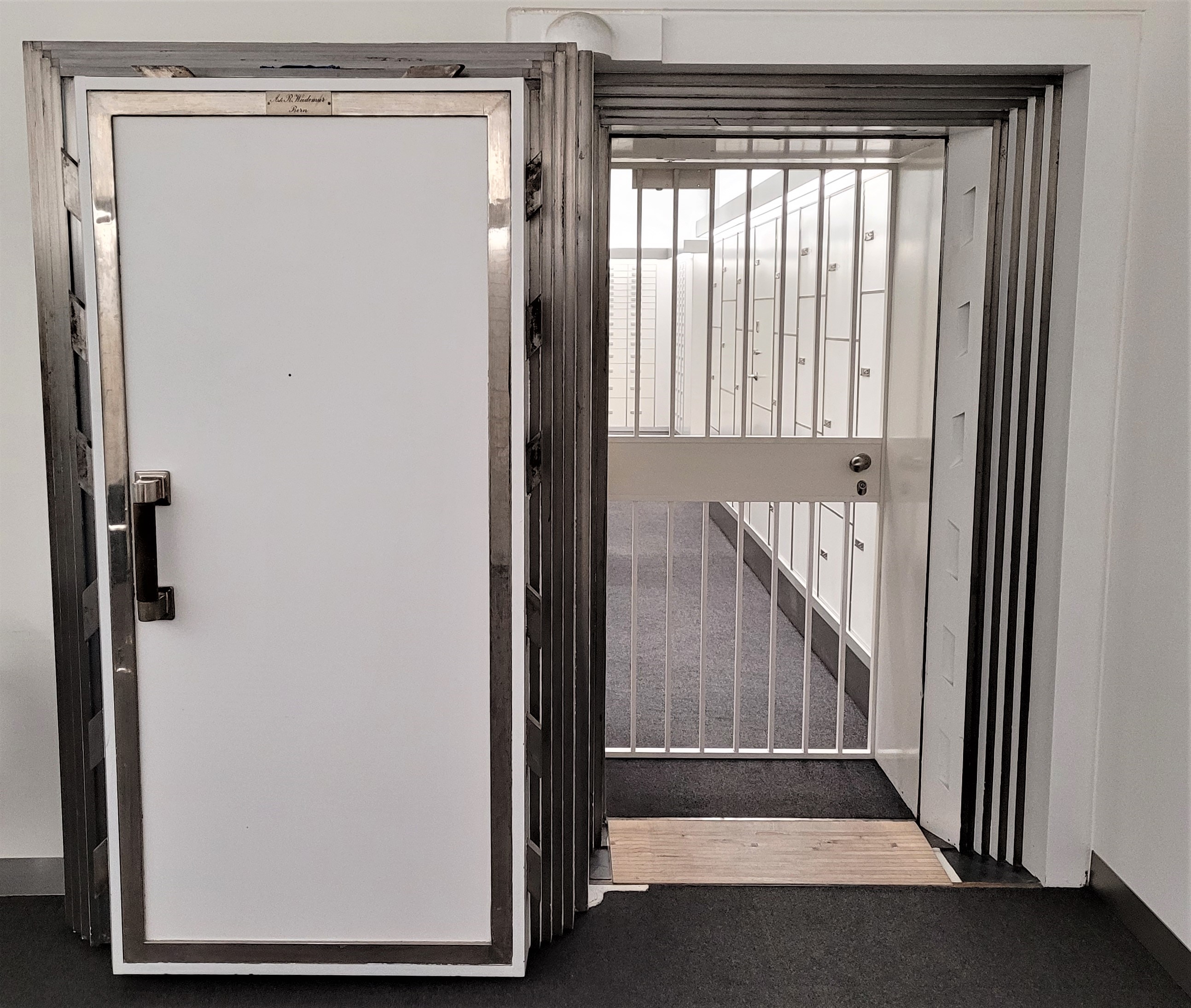 Porta blindata di sicurezza - apertura professionale senza danni