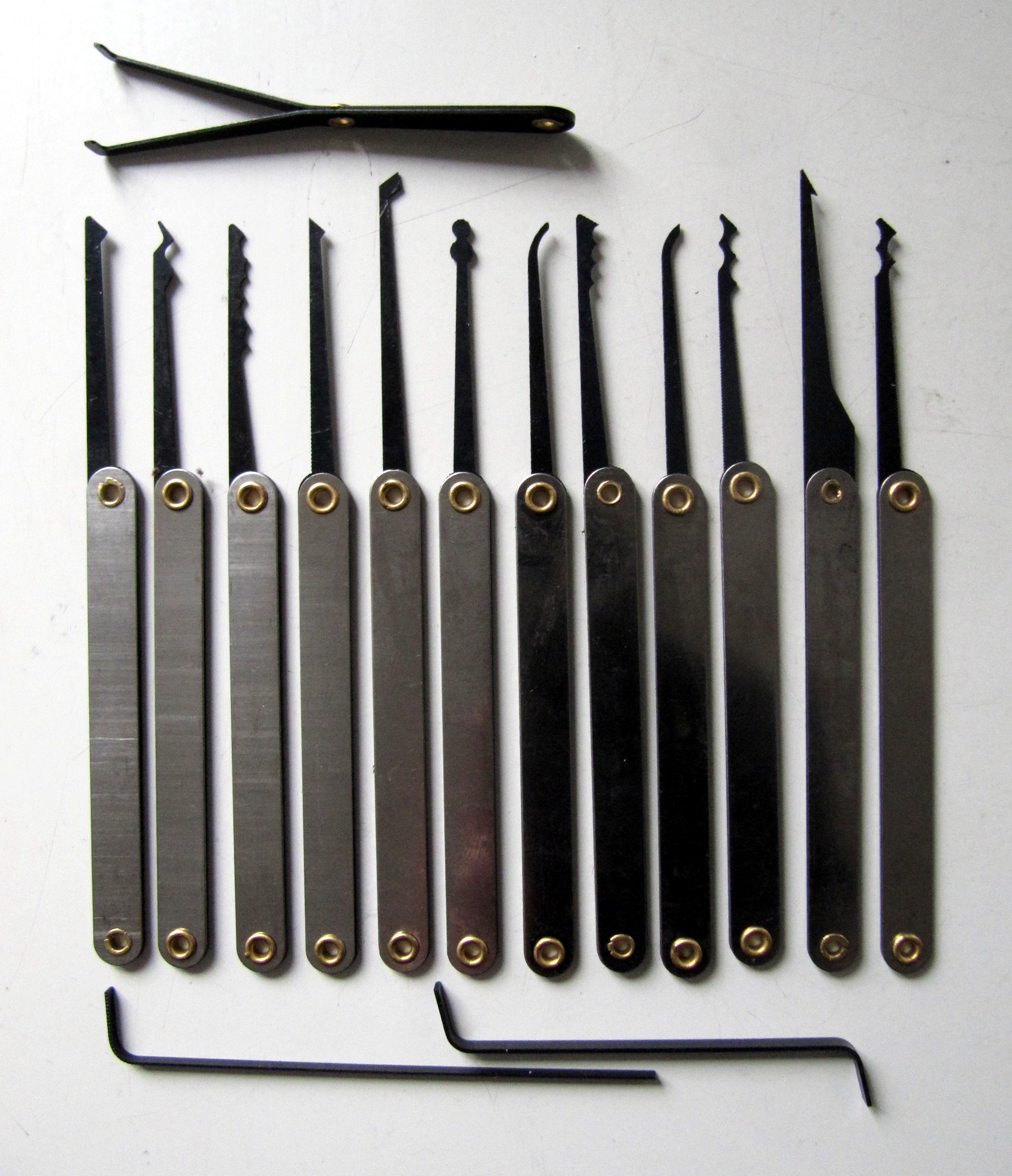 Locksmith tools and lock picks - professional emergency locksmith open now in Monza